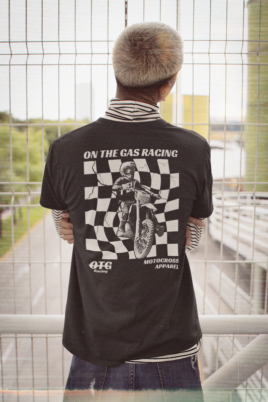 Camiseta unisex con estampado de cuadros 'On the Gas Racing'