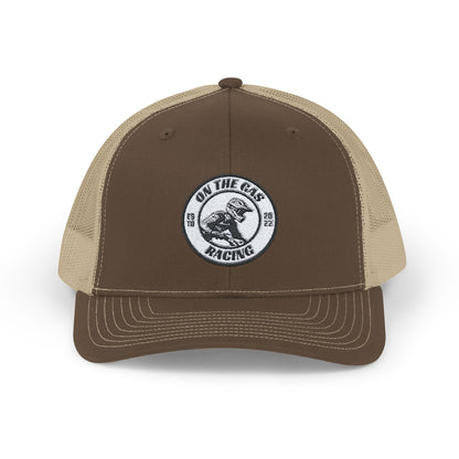 Gorra de camionero bordada con el mensaje 'On the Gas Racing'