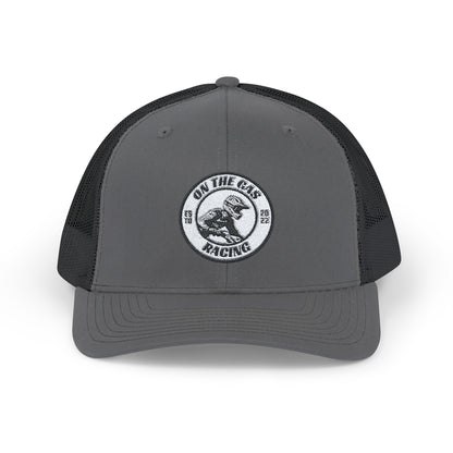 Gorra de camionero bordada con el mensaje 'On the Gas Racing'